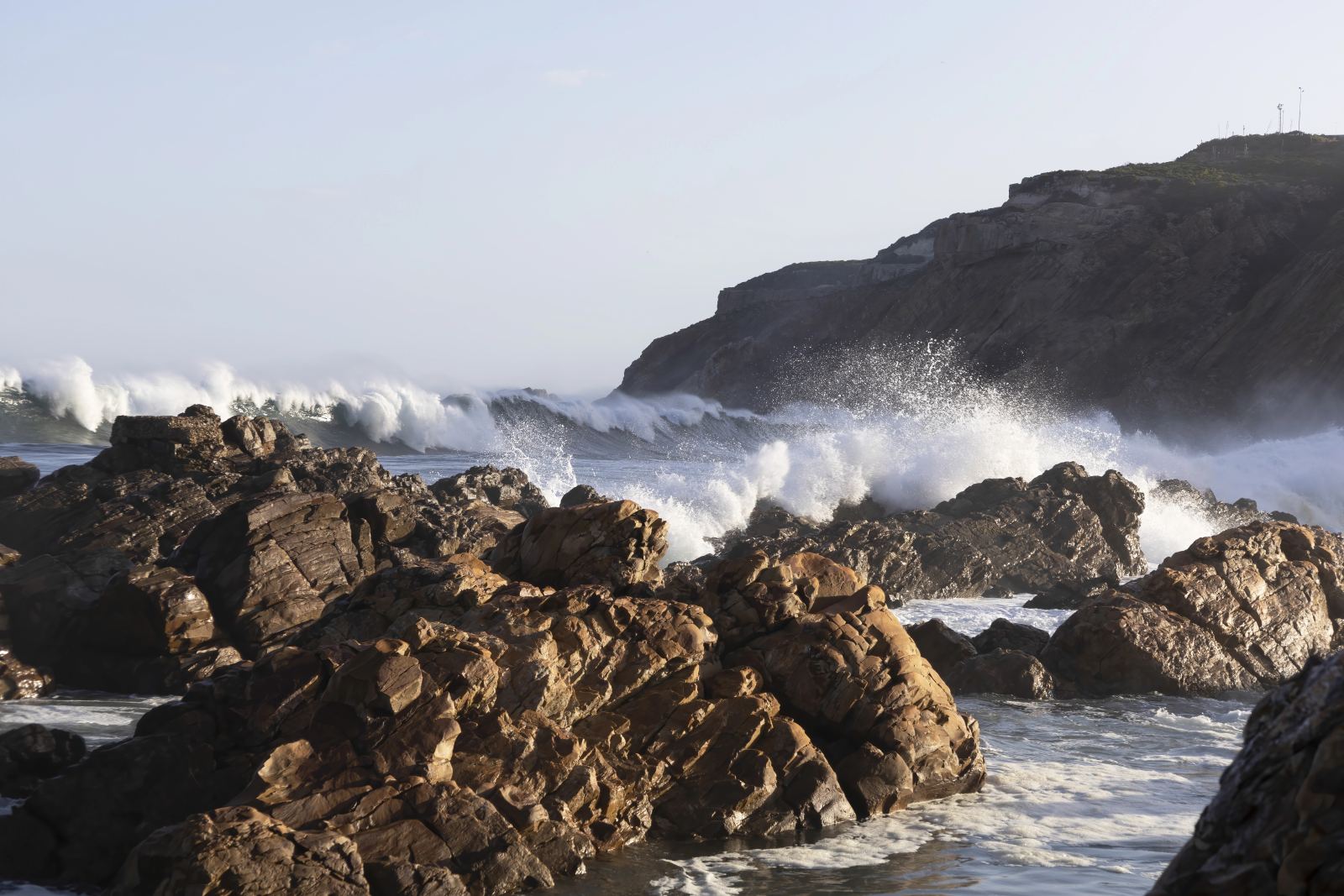 Brandung an dunklen Felsen unterhalb von Cape St Blaize