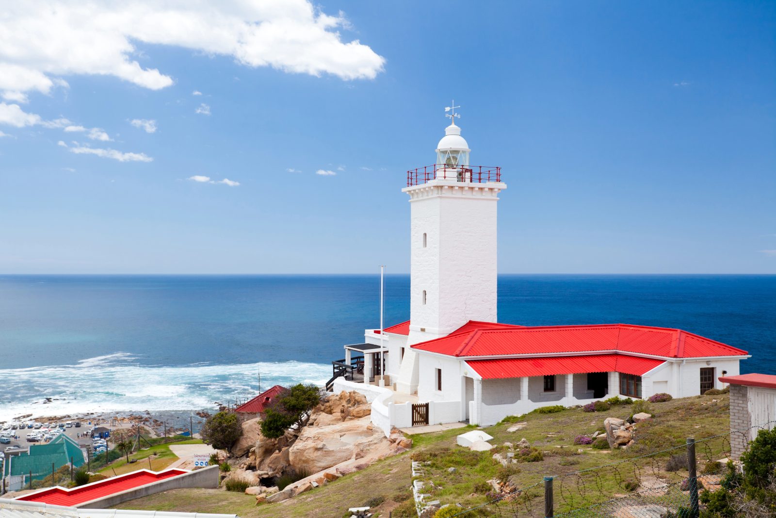 Der weiße Leuchtturm von Cape St Blaize mit rotem Dach, dahinter das Meer vor Mossel Bay