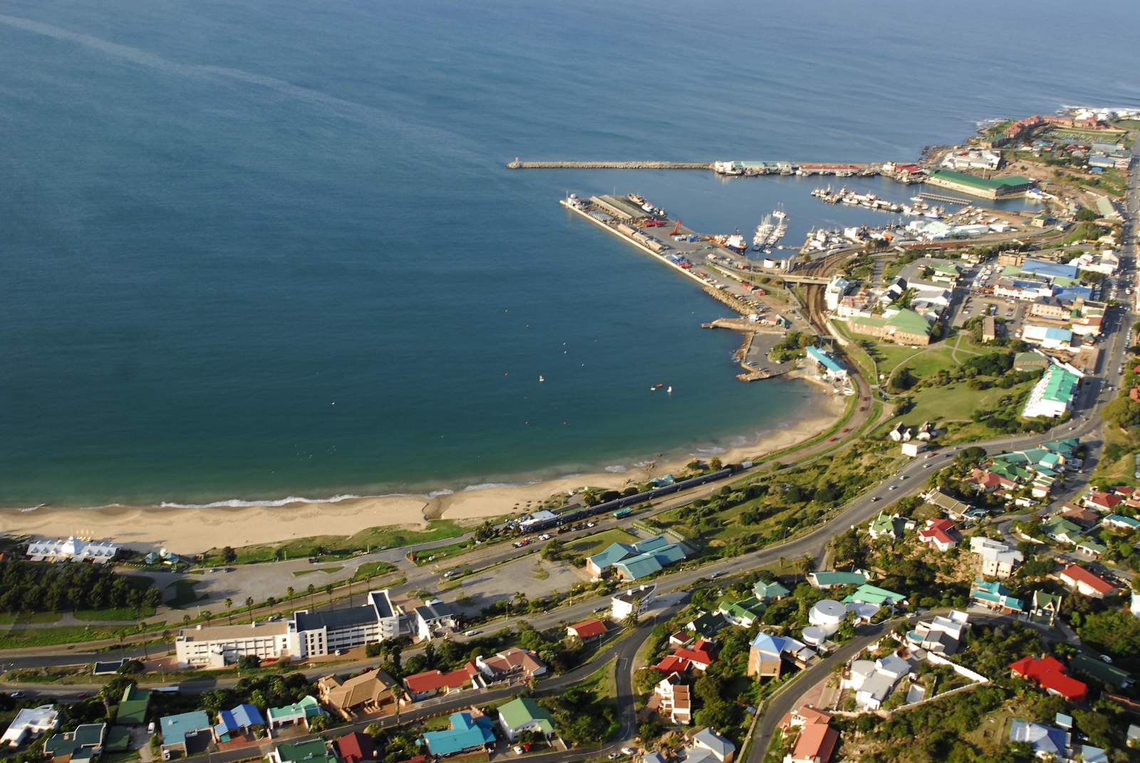Luftbild von Mossel Bay mit dem Hafen, Santos Beach und der Stadt am Hang
