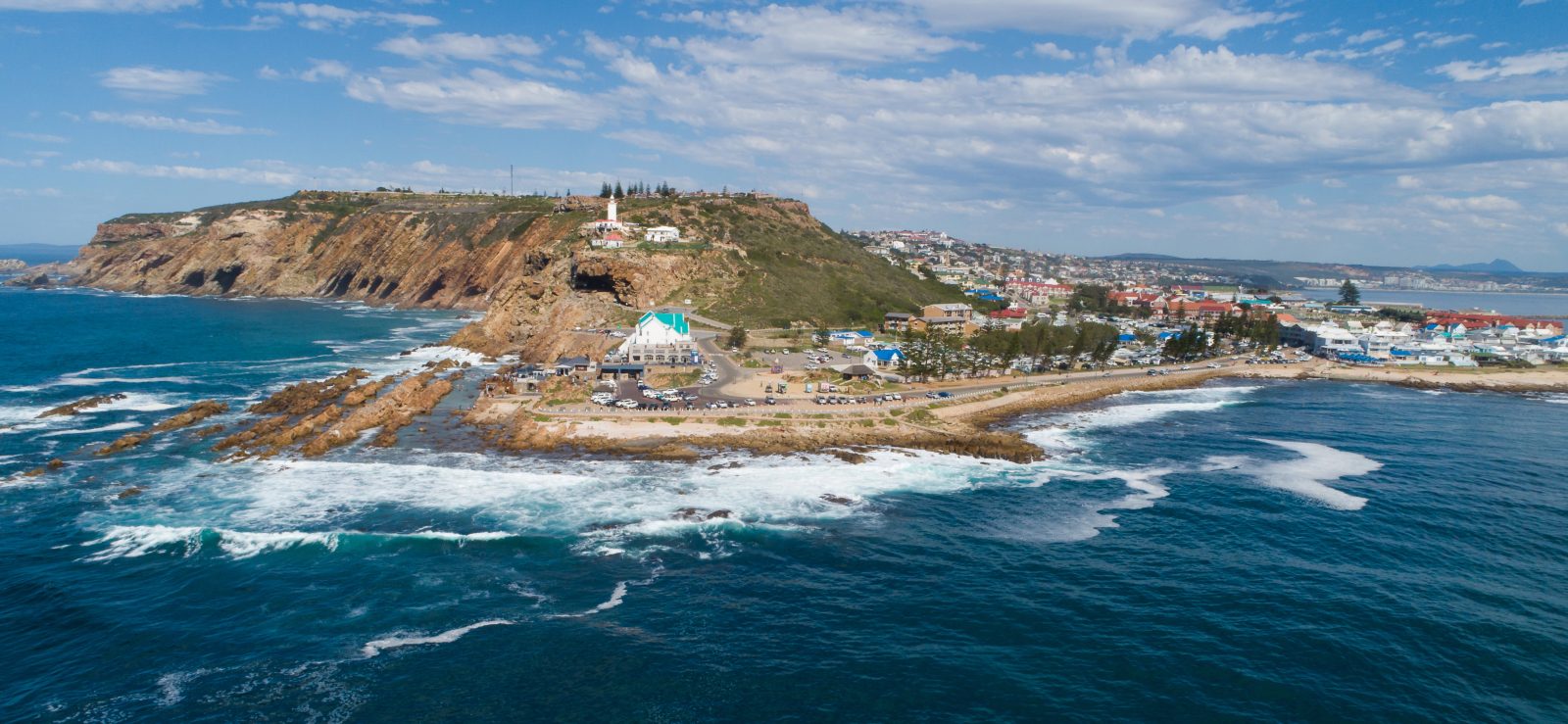 Luftbild der Landzunge The Point in Mossel Bay mit dem Leuchtturm von Cape St Blaize