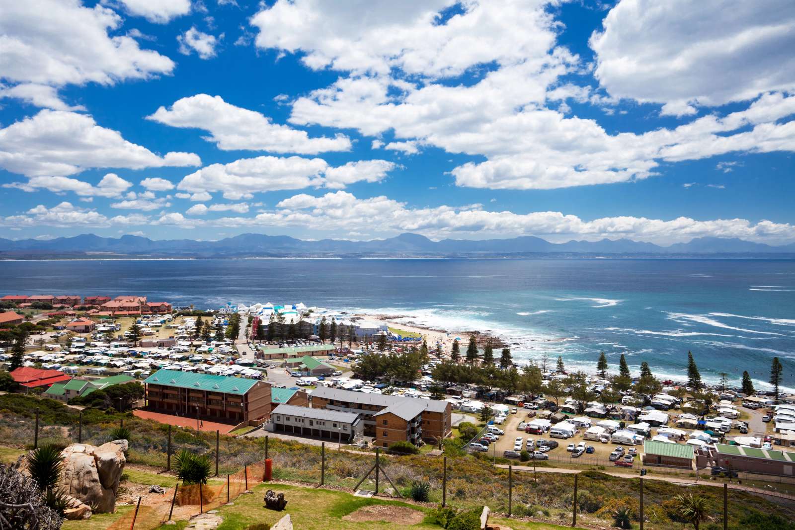 Blick über Mossel Bay auf Hafen und Bucht unter Schäfchenwolken